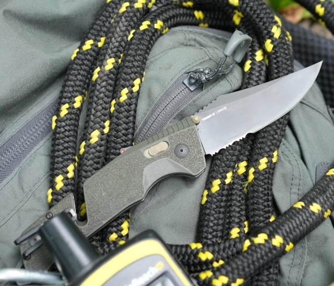 Складной нож SOG Trident AT, Serrated